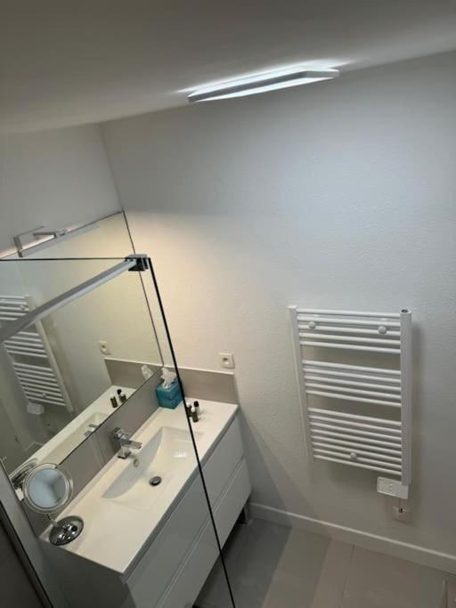 Modern Bright 2 Min Walk To The Apartment *